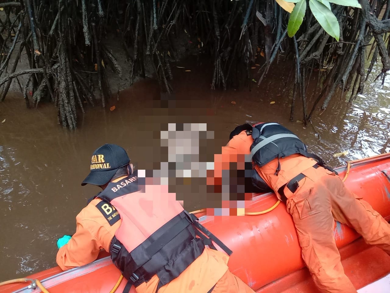 Evakuasi korban oleh Tim SAR