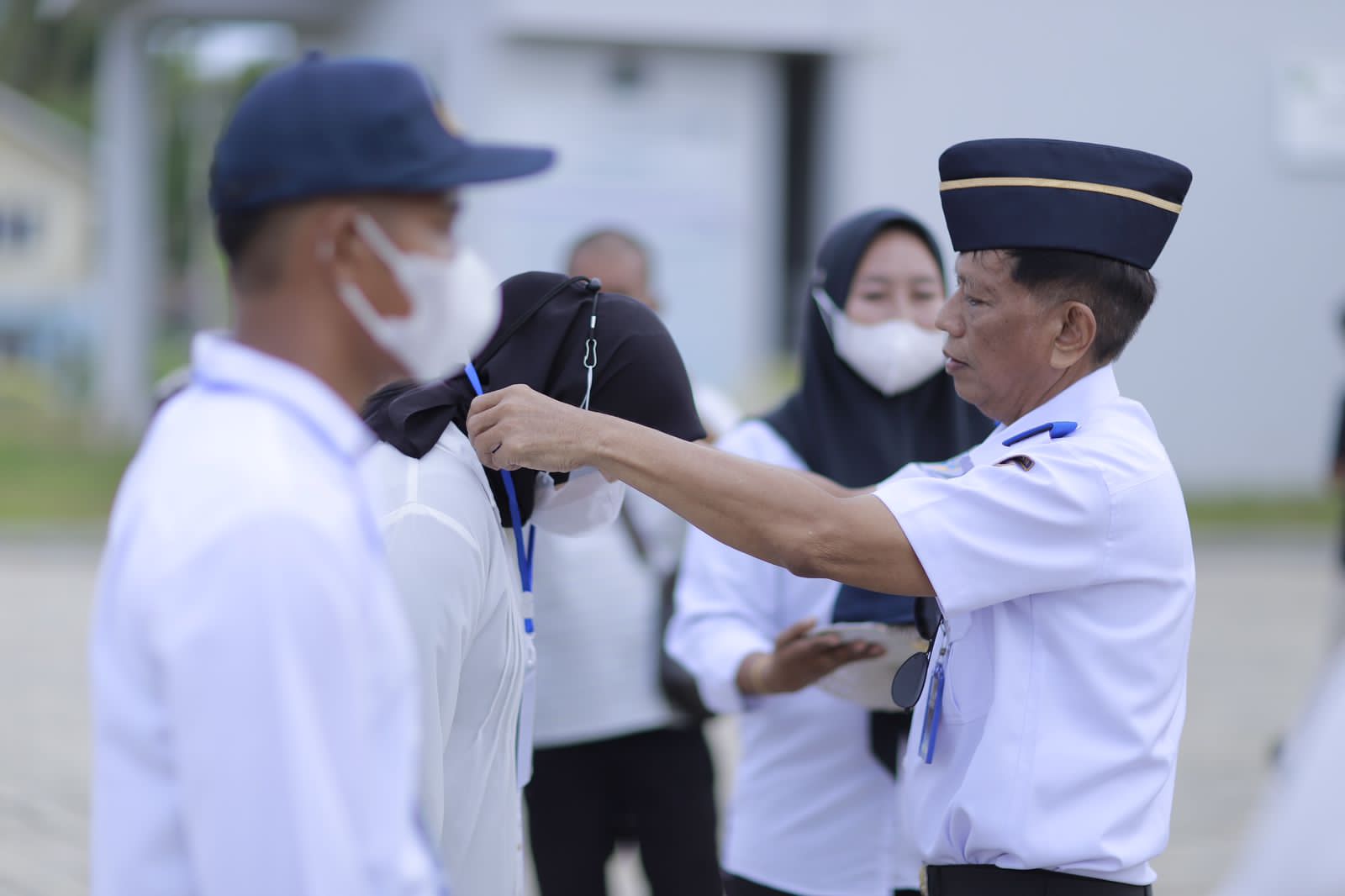 SIMBOLIS - Pemasangan tanda peserta disematkan oleh Letkor kepala Muhlis. (PIP Makassar)