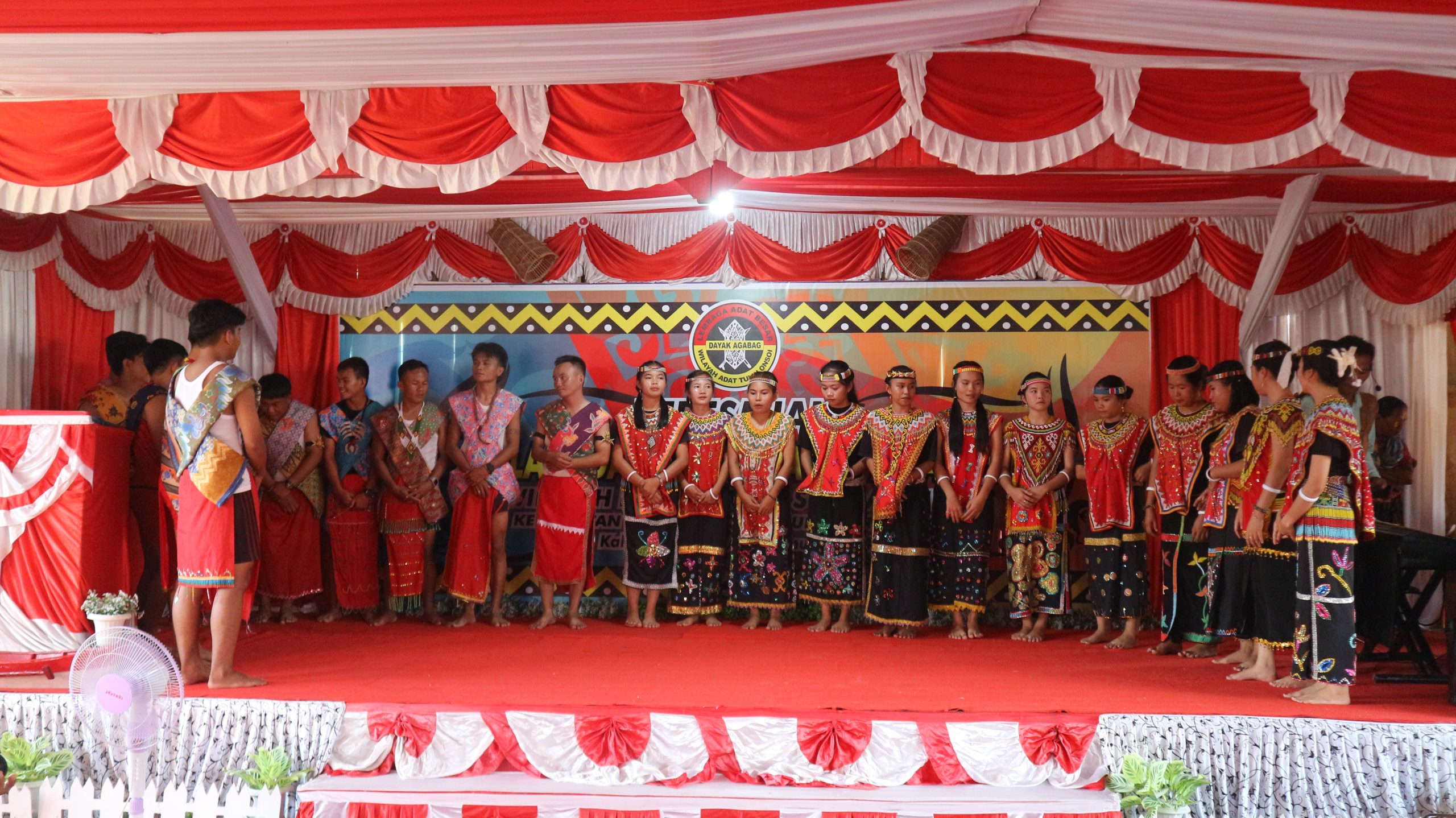 Bakukuy, salah satu tarian yang memeriahkan peresmian Balai Adat Besar Dayak Agabag. (ADHE/DIKSIPRO)