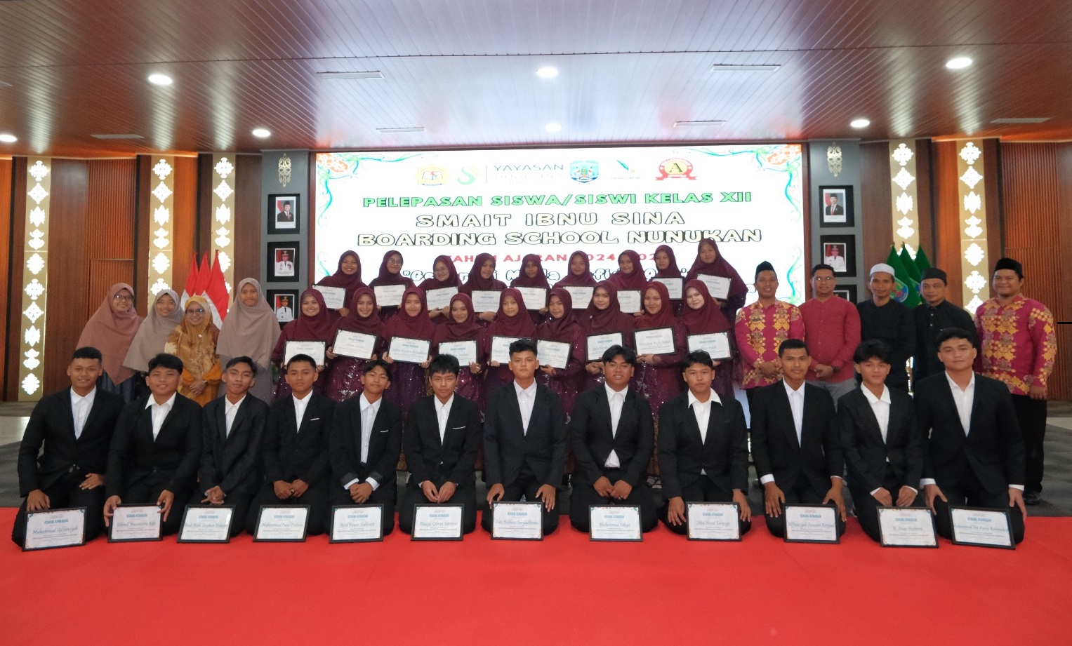 Siswa Kelas XII SMA IT Ibnu Sina usai acara pelepasan pelajarnya untuk kembali kepada orang tua. (Taufik/Ibnu Sina)