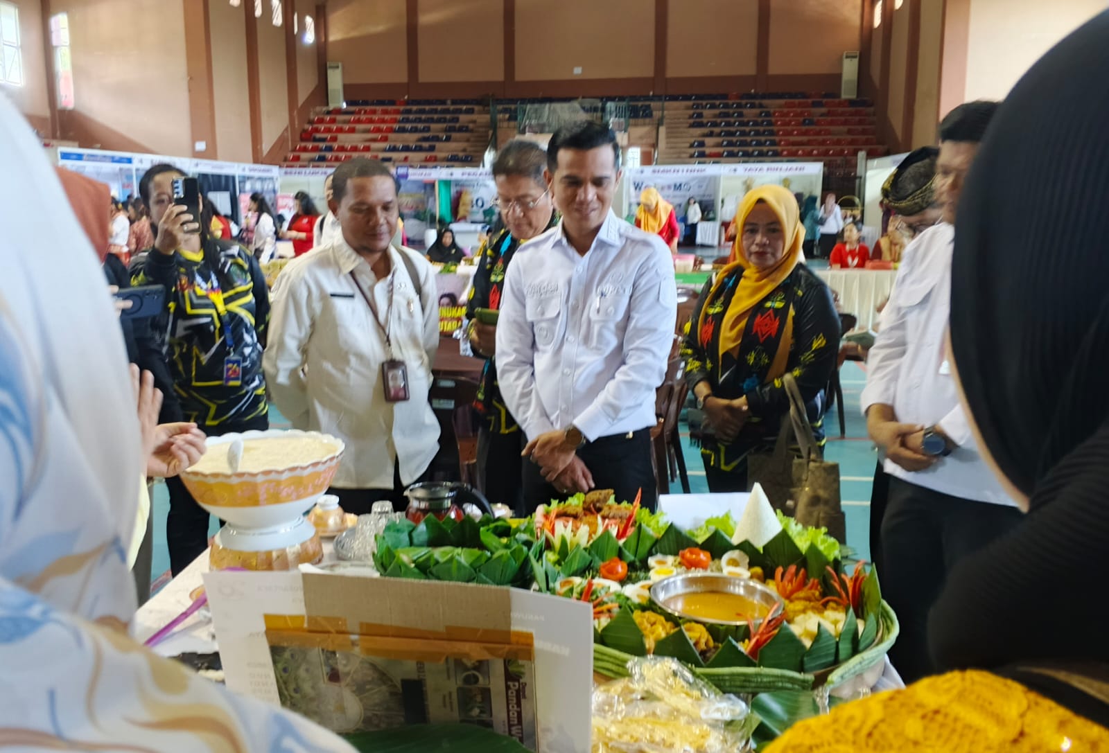 Bupati Nunukan, Irwan Sabri menghadiri pesta kuliner tradisional berbagai etnis di Nunukan. (ADHE/DISPRO)